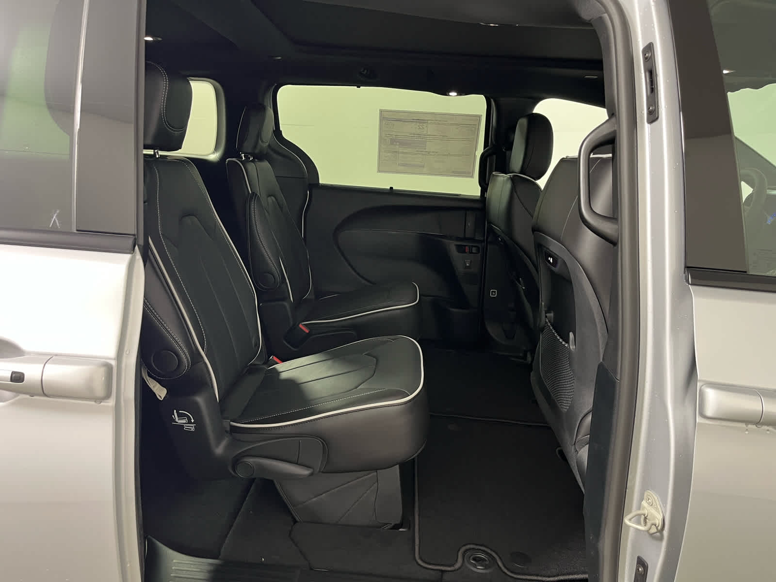 2026 Chrysler Pacifica Limited Image 14 of 29