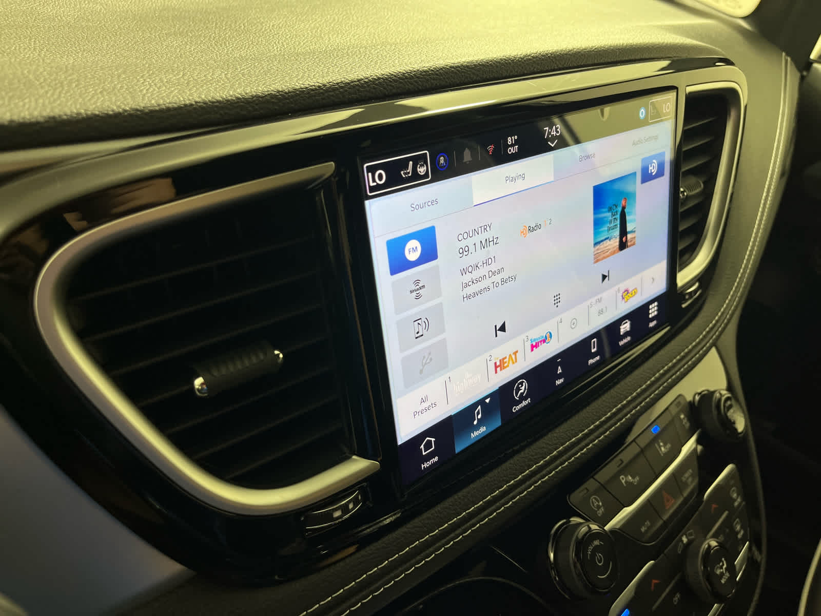 2026 Chrysler Pacifica Limited Image 22 of 29