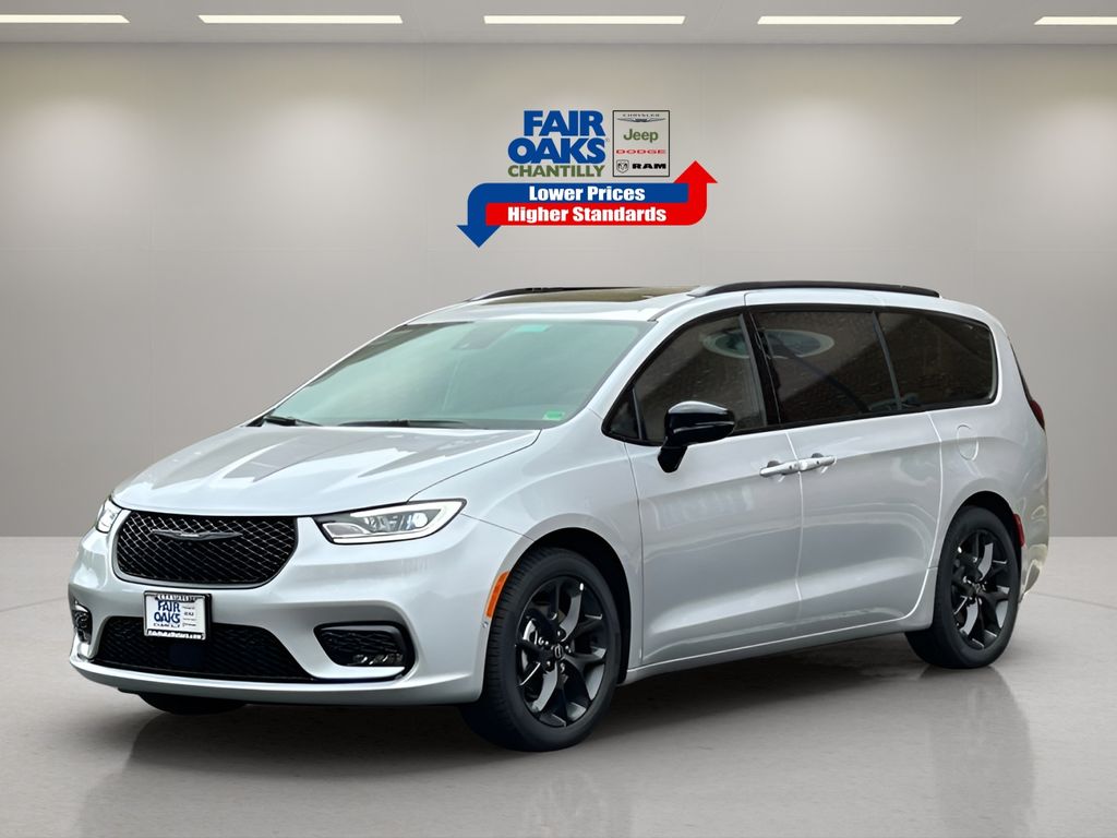 2026 Chrysler Pacifica Limited Image 1 of 30