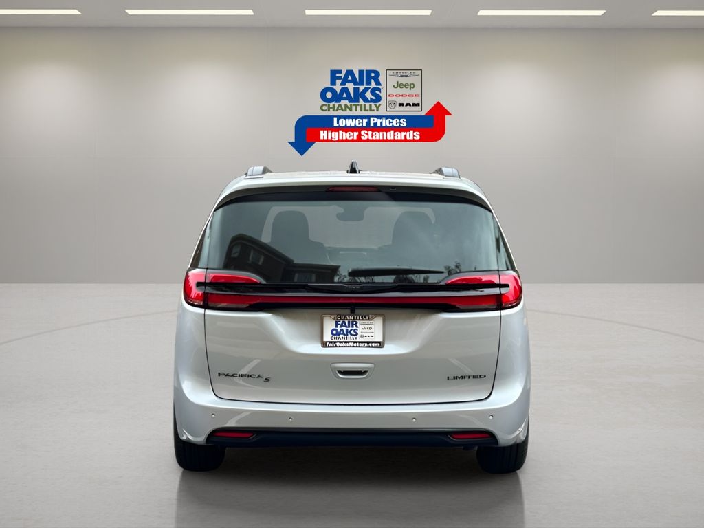 2026 Chrysler Pacifica Limited Image 8 of 30