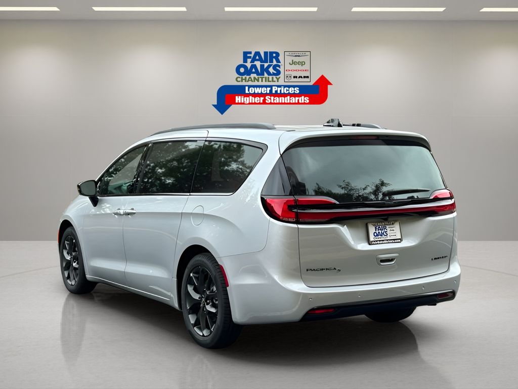 2026 Chrysler Pacifica Limited Image 9 of 30
