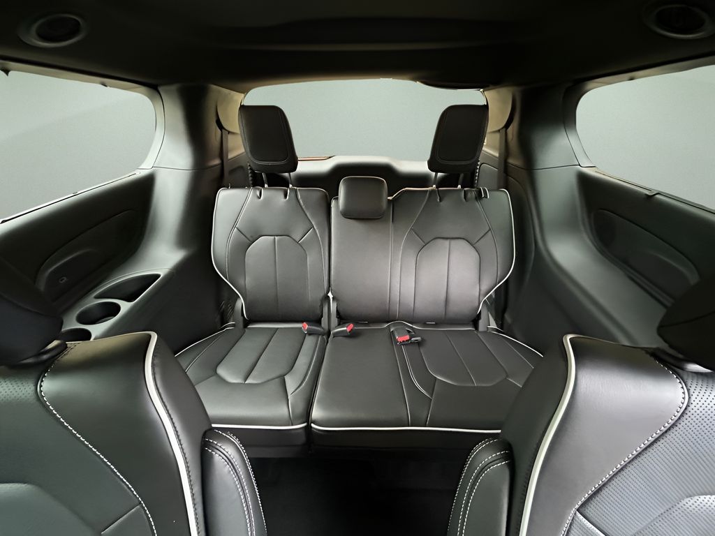 2026 Chrysler Pacifica Limited Image 13 of 30
