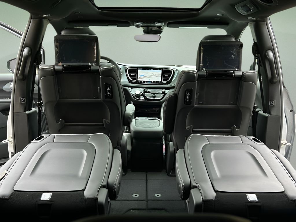 2026 Chrysler Pacifica Limited Image 15 of 30
