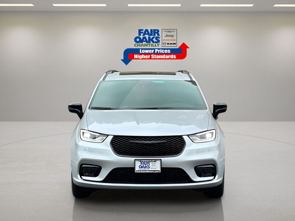 2026 Chrysler Pacifica Limited Image 3 of 30