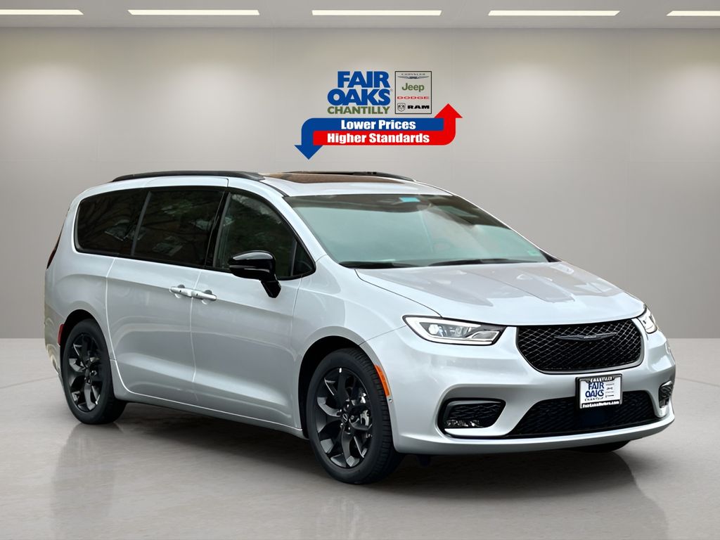 2026 Chrysler Pacifica Limited Image 4 of 30