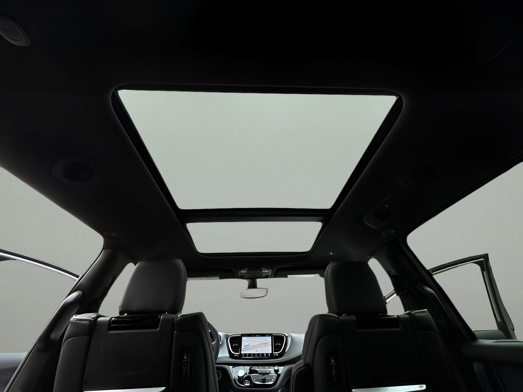 2026 Chrysler Pacifica Limited Image 16 of 30