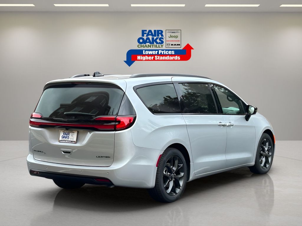 2026 Chrysler Pacifica Limited Image 7 of 30