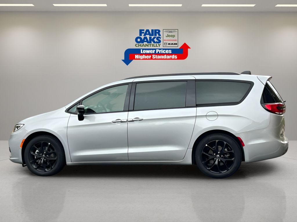 2026 Chrysler Pacifica Limited Image 10 of 30