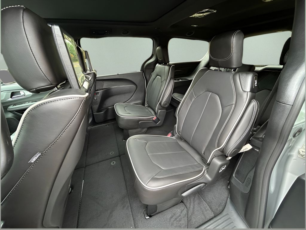 2026 Chrysler Pacifica Limited Image 12 of 30