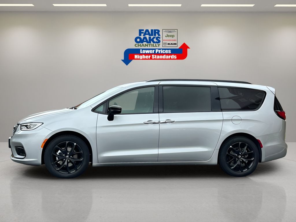 2026 Chrysler Pacifica Limited Image 11 of 30