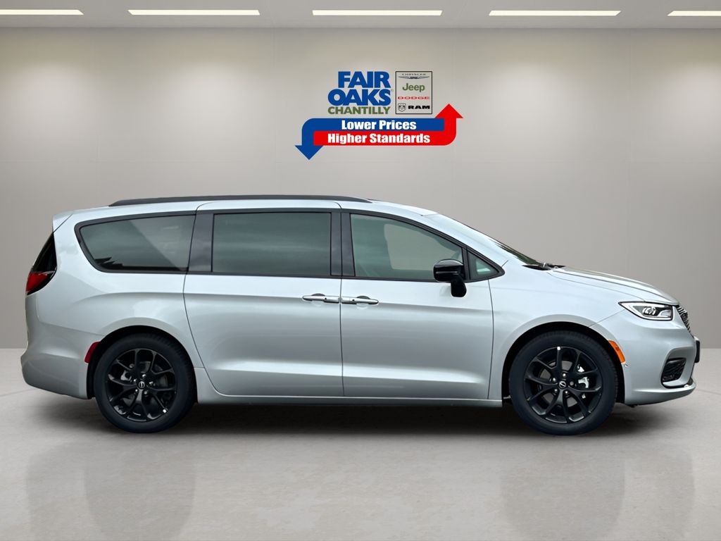 2026 Chrysler Pacifica Limited Image 5 of 30