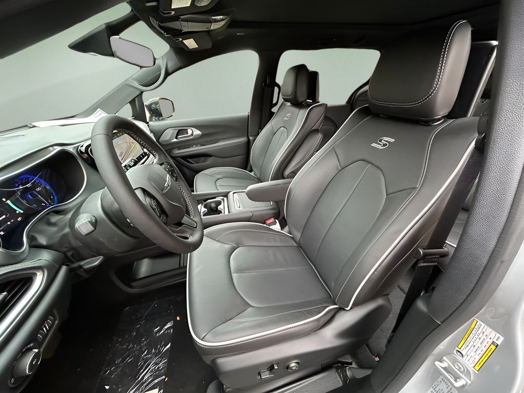 2026 Chrysler Pacifica Limited Image 14 of 30