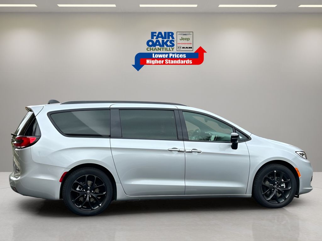 2026 Chrysler Pacifica Limited Image 6 of 30
