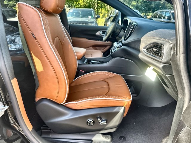 2026 Chrysler Pacifica Pinnacle Image 14 of 27