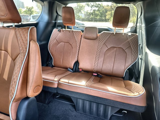 2026 Chrysler Pacifica Pinnacle Image 12 of 27