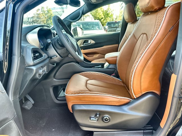 2026 Chrysler Pacifica Pinnacle Image 15 of 27