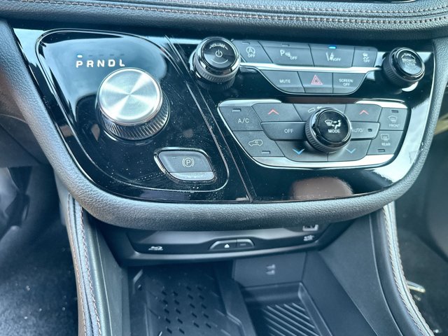 2026 Chrysler Pacifica Pinnacle Image 21 of 27