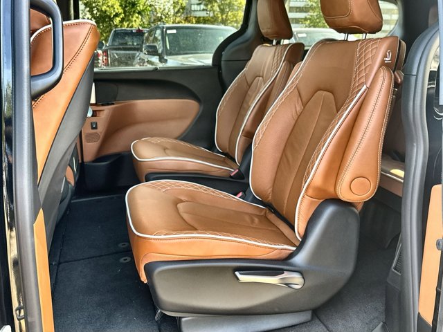 2026 Chrysler Pacifica Pinnacle Image 13 of 27
