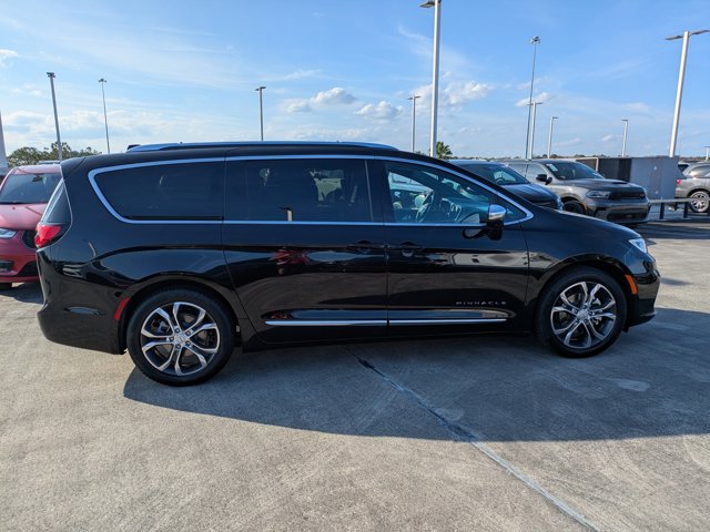 2026 Chrysler Pacifica Pinnacle Image 5 of 36
