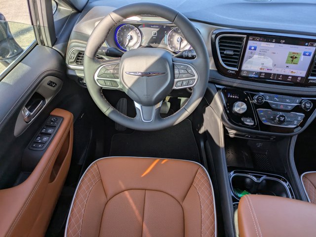 2026 Chrysler Pacifica Pinnacle Image 14 of 36