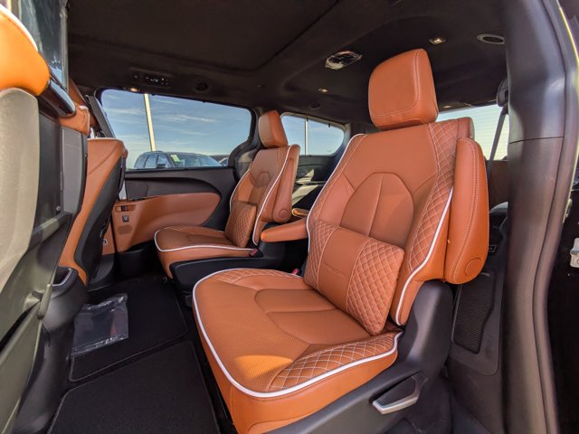 2026 Chrysler Pacifica Pinnacle Image 11 of 36