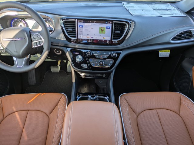 2026 Chrysler Pacifica Pinnacle Image 13 of 36