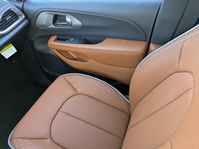 2026 Chrysler Pacifica Pinnacle Image 32 of 36