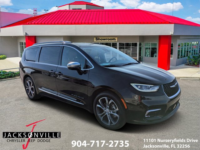 2026 Chrysler Pacifica Pinnacle Image 2 of 36