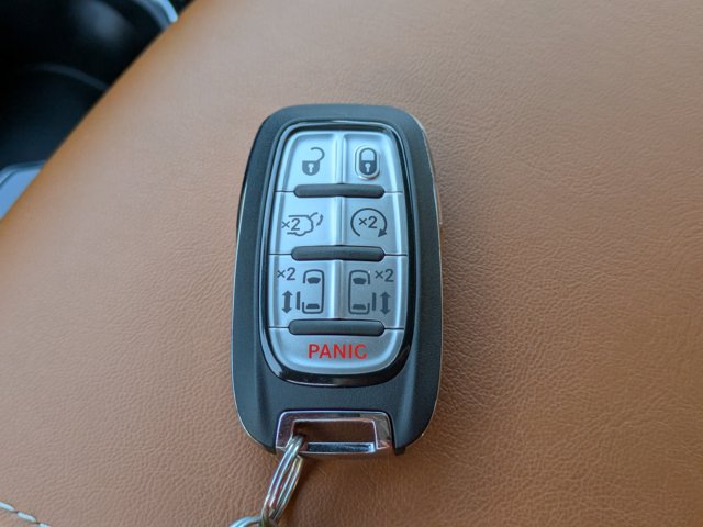 2026 Chrysler Pacifica Pinnacle Image 25 of 36