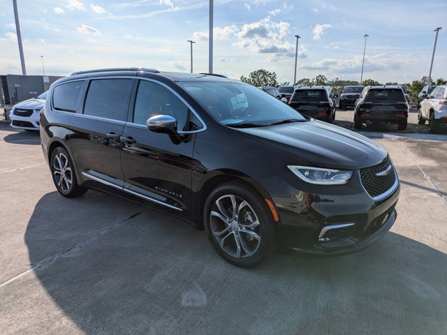 2026 Chrysler Pacifica Pinnacle Image 4 of 36