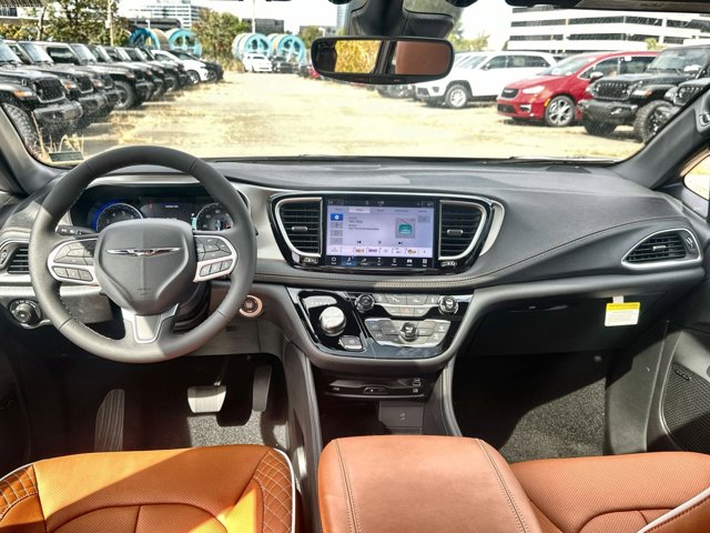 2026 Chrysler Pacifica Pinnacle Image 14 of 27