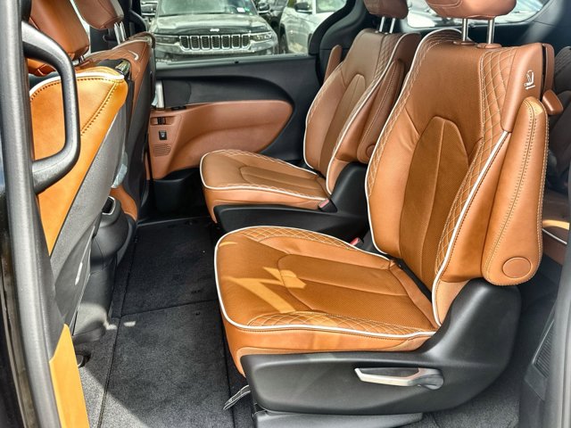 2026 Chrysler Pacifica Pinnacle Image 12 of 27