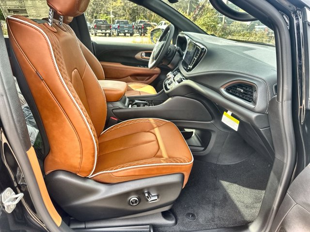 2026 Chrysler Pacifica Pinnacle Image 13 of 27
