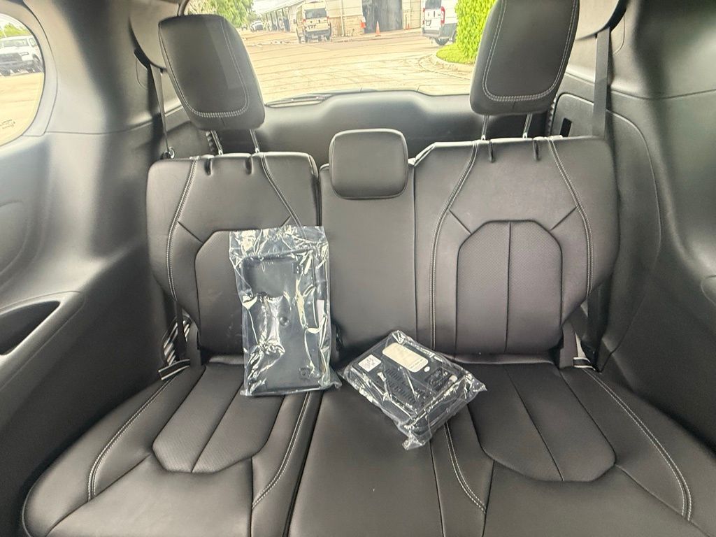 2026 Chrysler Pacifica Select Image 34 of 36