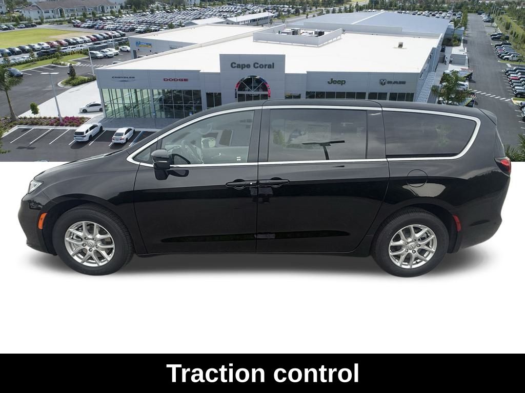 2026 Chrysler Pacifica Select Image 7 of 36