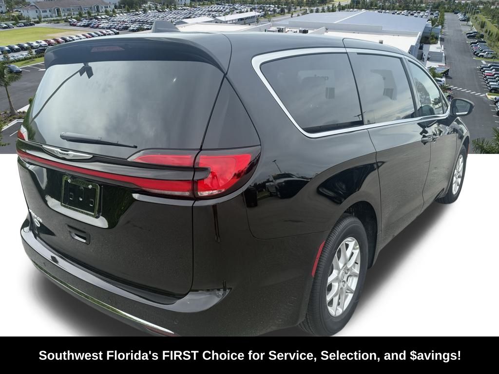 2026 Chrysler Pacifica Select Image 5 of 36
