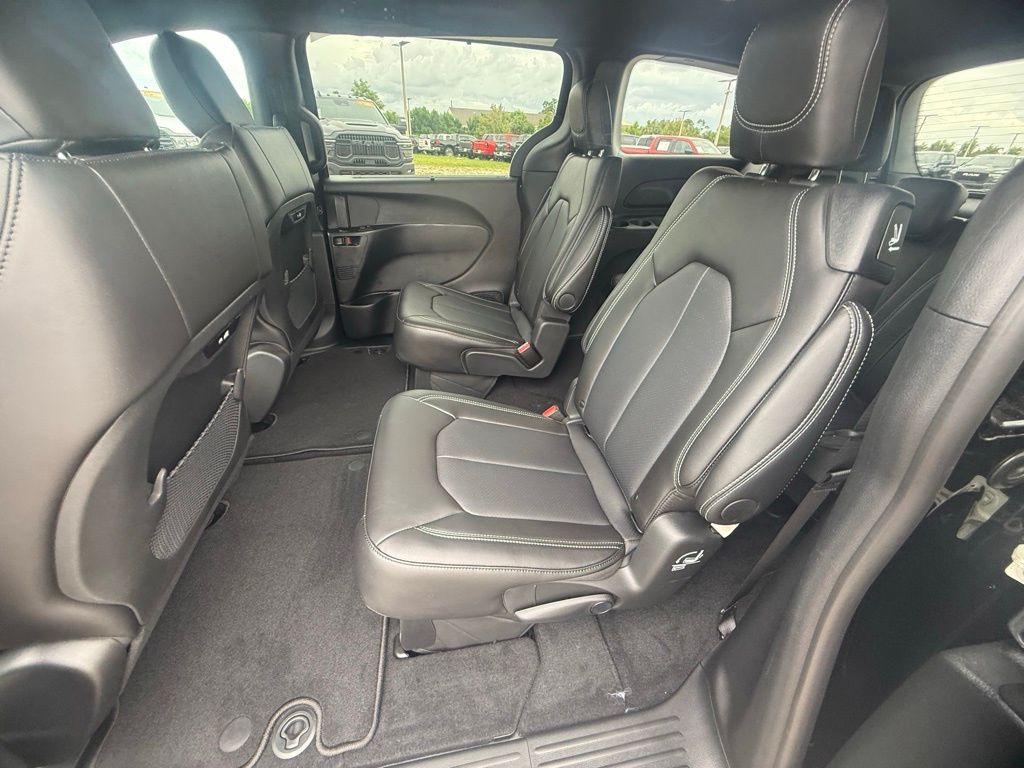 2026 Chrysler Pacifica Select Image 12 of 36