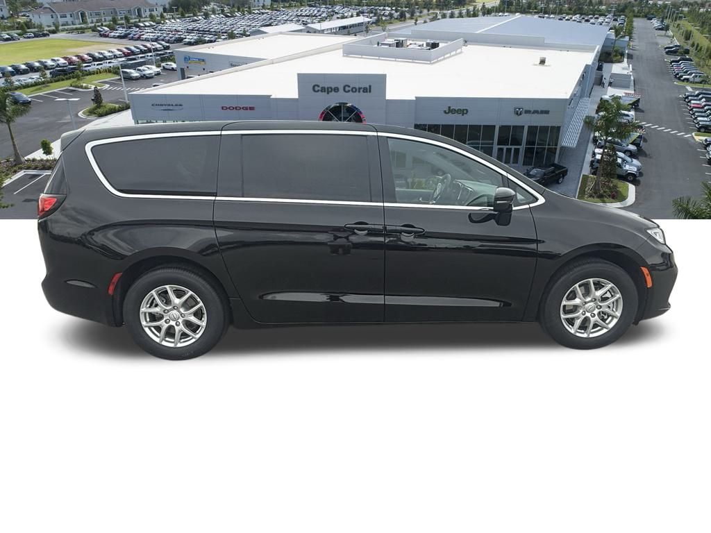 2026 Chrysler Pacifica Select Image 4 of 36