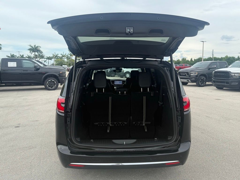 2026 Chrysler Pacifica Select Image 33 of 36