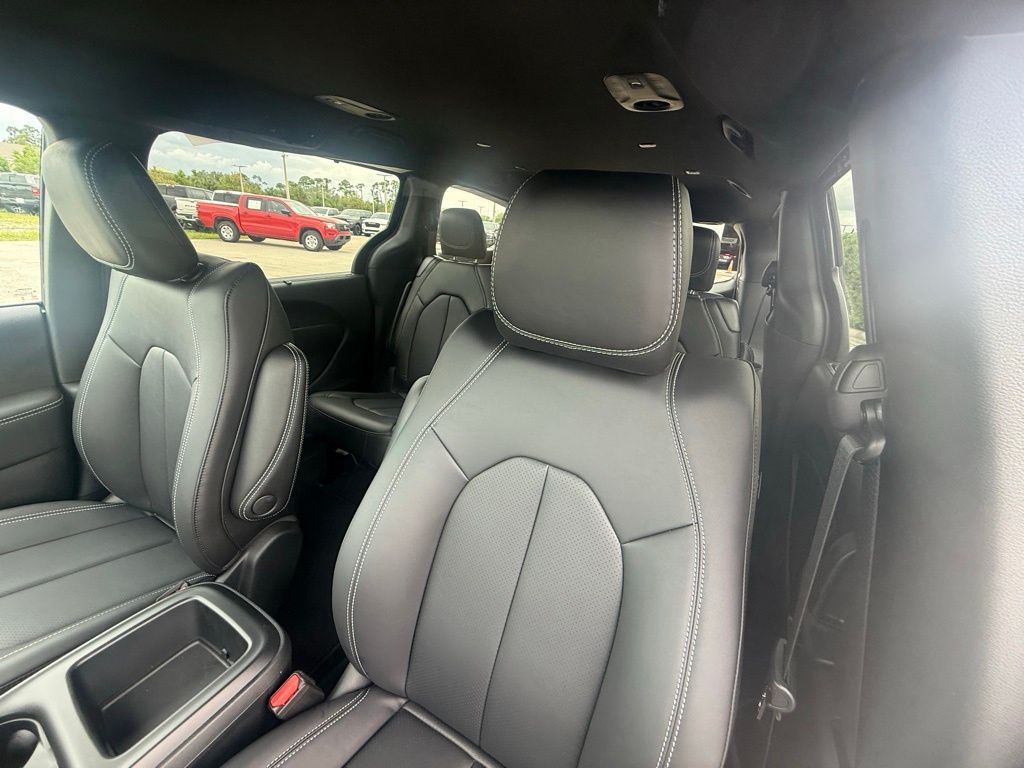 2026 Chrysler Pacifica Select Image 11 of 36