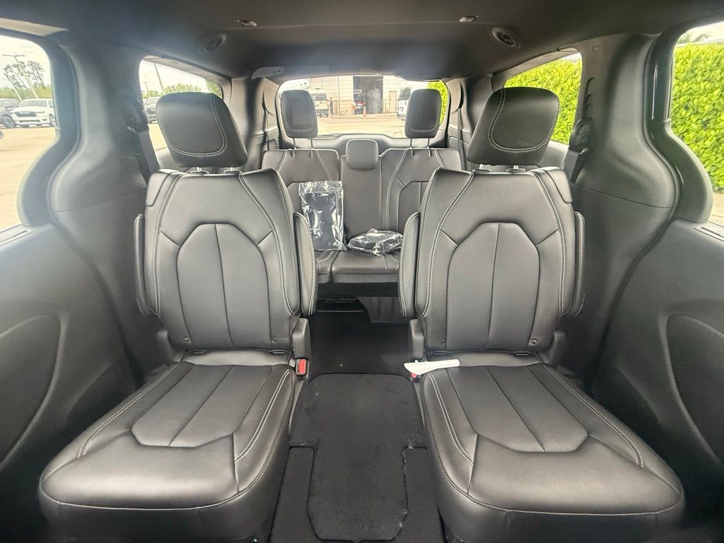 2026 Chrysler Pacifica Select Image 14 of 36