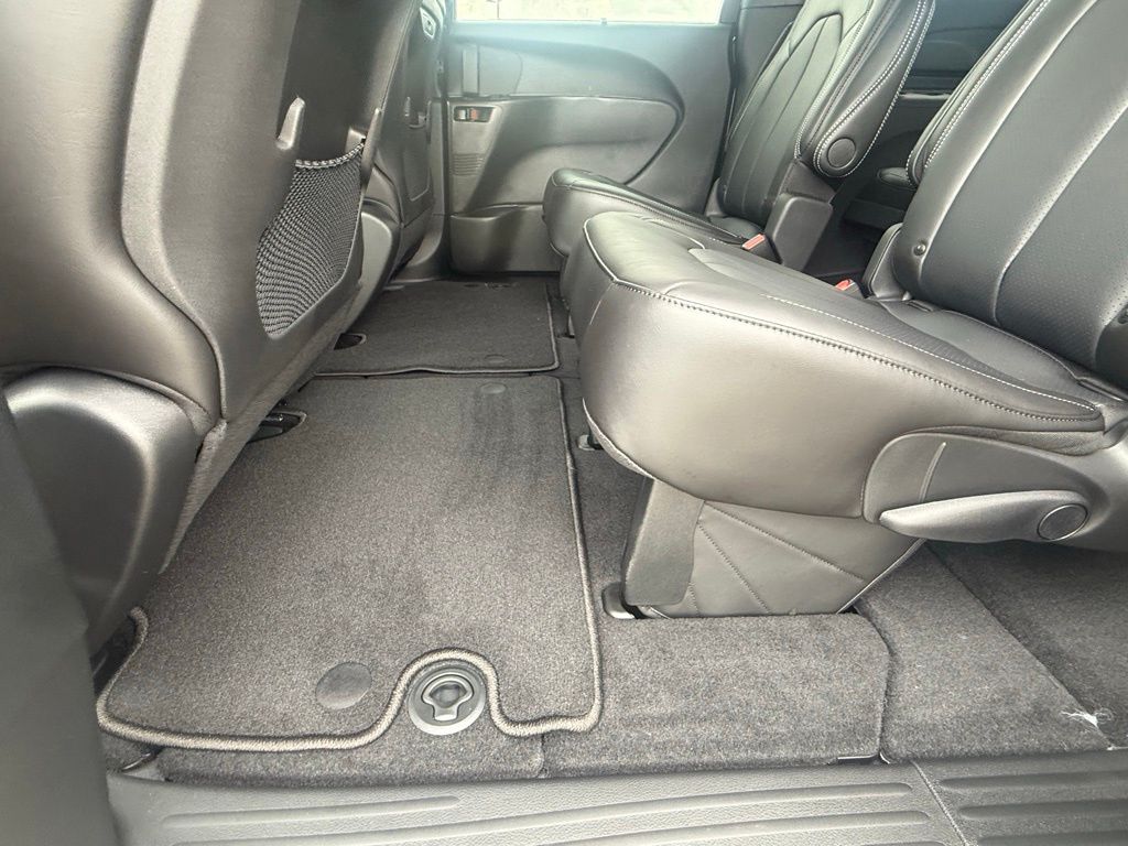 2026 Chrysler Pacifica Select Image 10 of 36