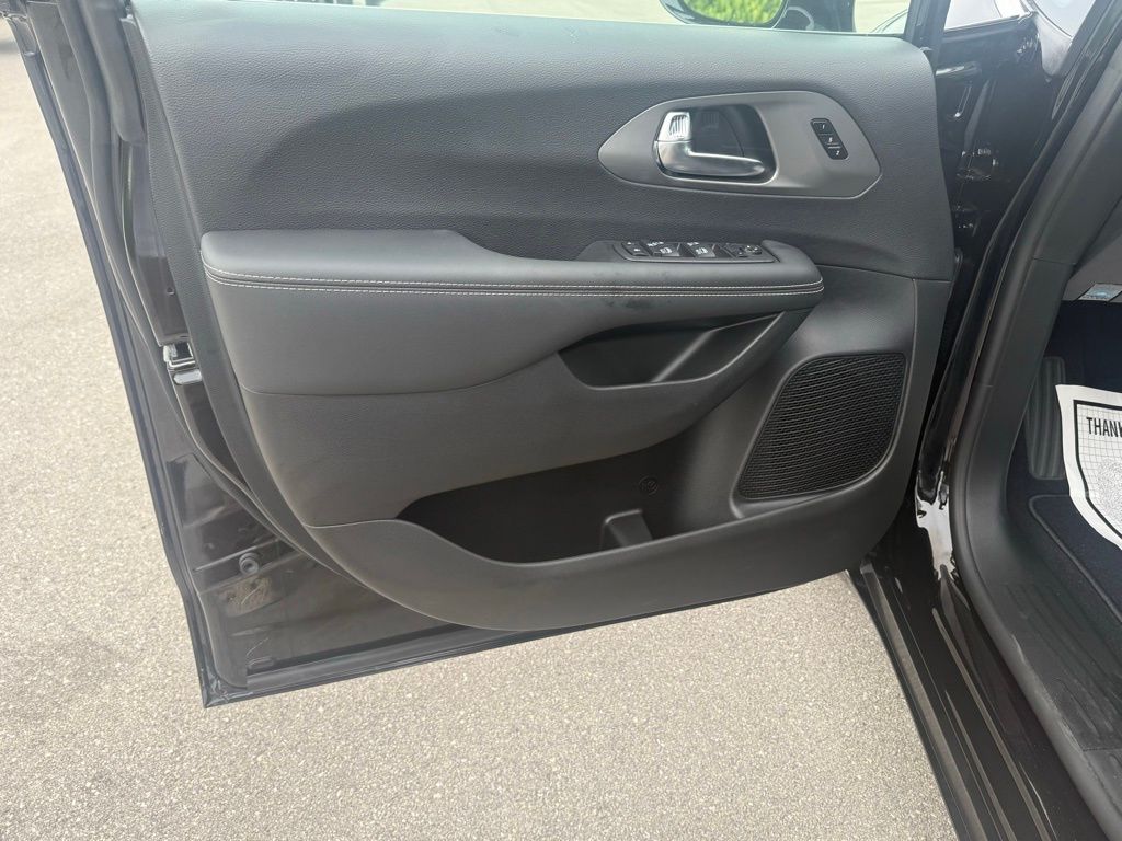 2026 Chrysler Pacifica Select Image 19 of 36