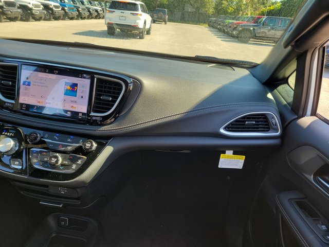2026 Chrysler Pacifica Select Image 7 of 12