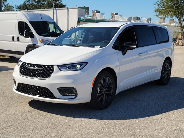 2026 Chrysler Pacifica Select Image 1 of 12