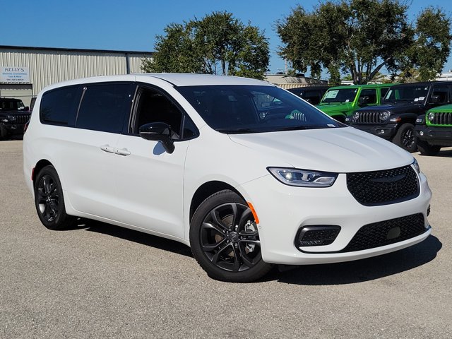 2026 Chrysler Pacifica Select Image 3 of 12