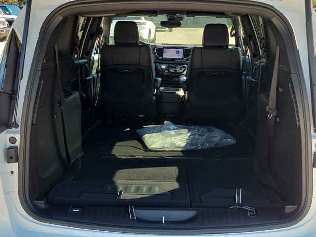 2026 Chrysler Pacifica Select Image 5 of 12