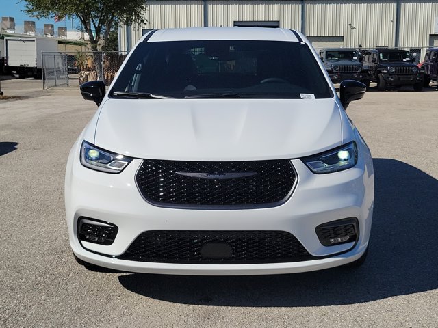 2026 Chrysler Pacifica Select Image 2 of 12