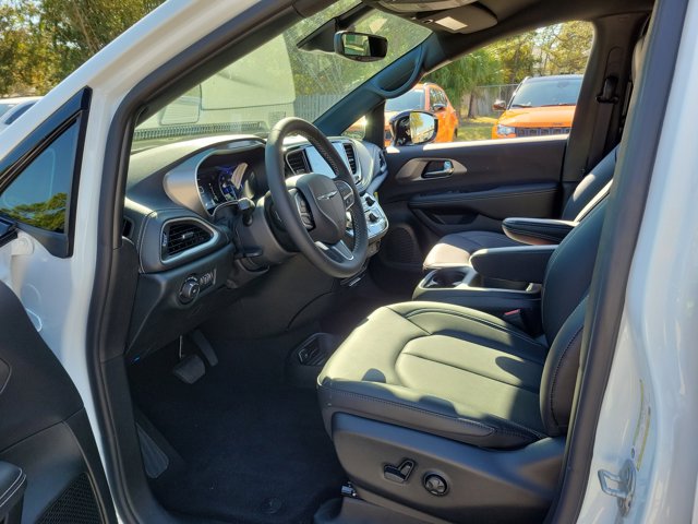 2026 Chrysler Pacifica Select Image 11 of 12