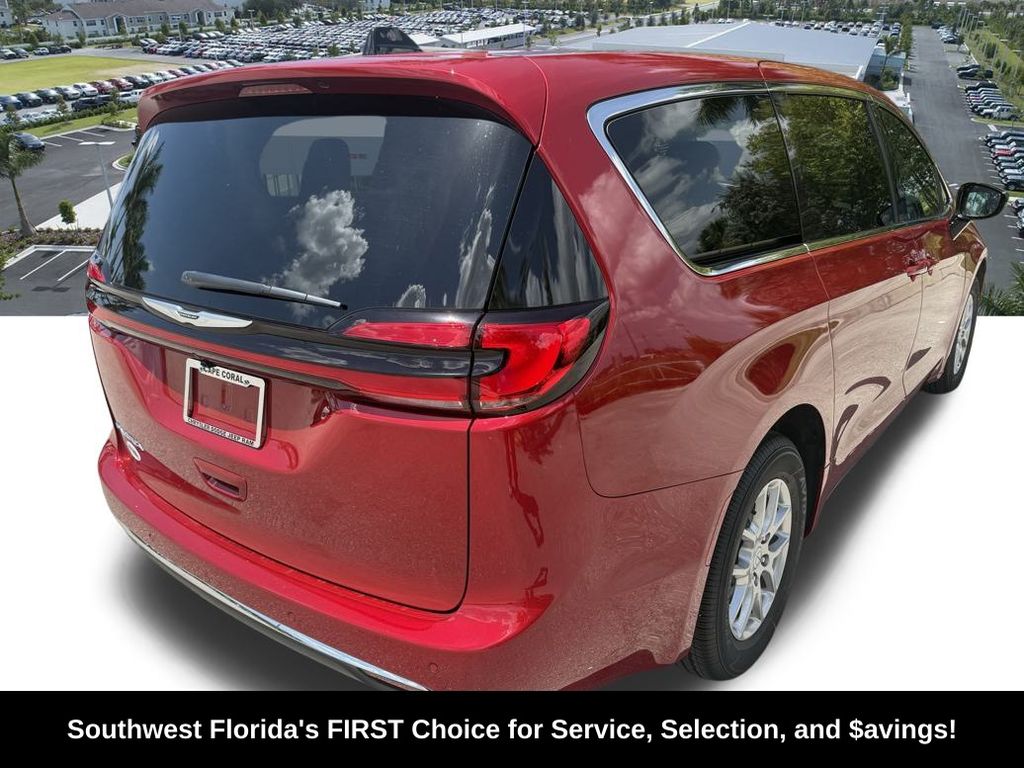 2026 Chrysler Pacifica Select Image 5 of 35